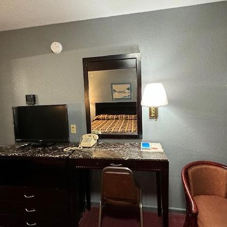 Pratt Budget Inn エクステリア 写真