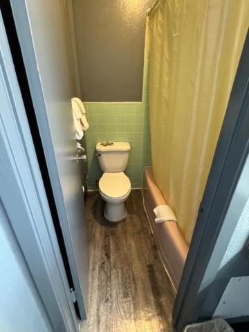 Pratt Budget Inn エクステリア 写真